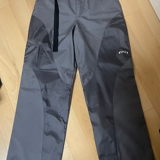 아트오브필드 COLOURWAY SLIT BELT PANTS - GRAY