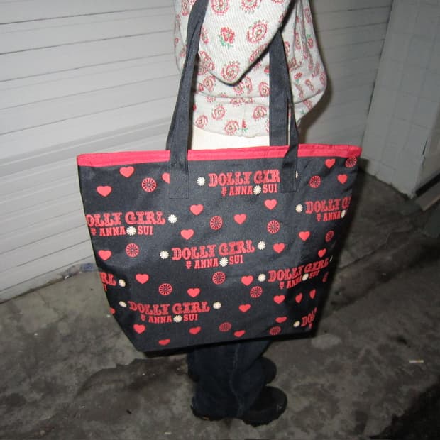 안나수이 토트백 하트 레드 로고 패턴 디테일 블랙