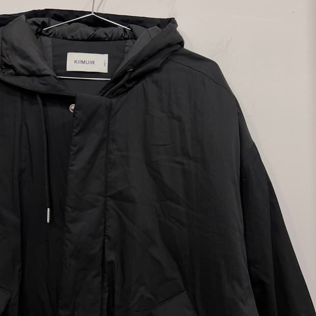 키뮤어 로우스트링 퀼팅 후드 봄버 자켓