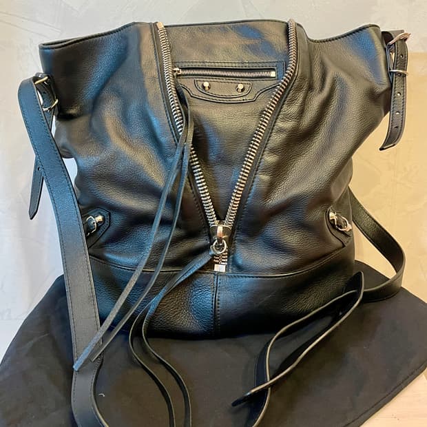 발렌시아가Balenciaga 파피에르 바이커 버킷백 블랙