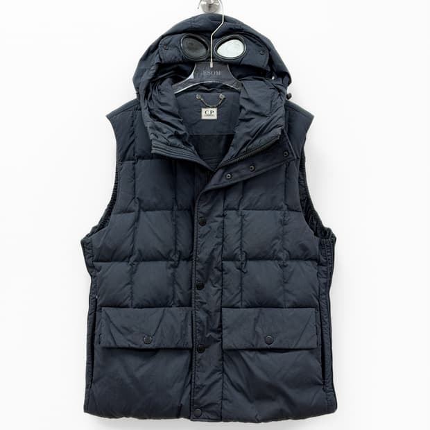 CP컴퍼니 고글 후드 다운 베스트