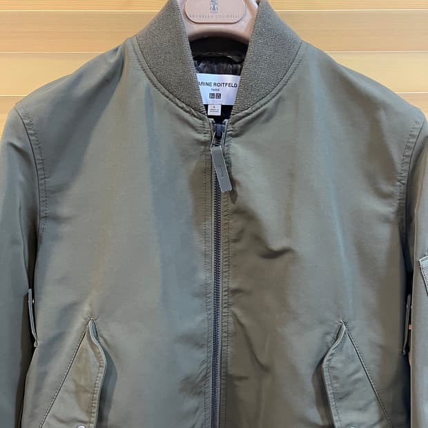 유니클로xCARINE ROITFELD 콜라보 여성 카키 봄버점퍼 크롭점퍼