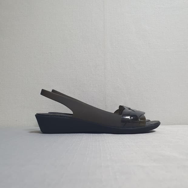 크록스 이사벨라 젤리 슬링백 미니웨지 클리어블랙 220mm