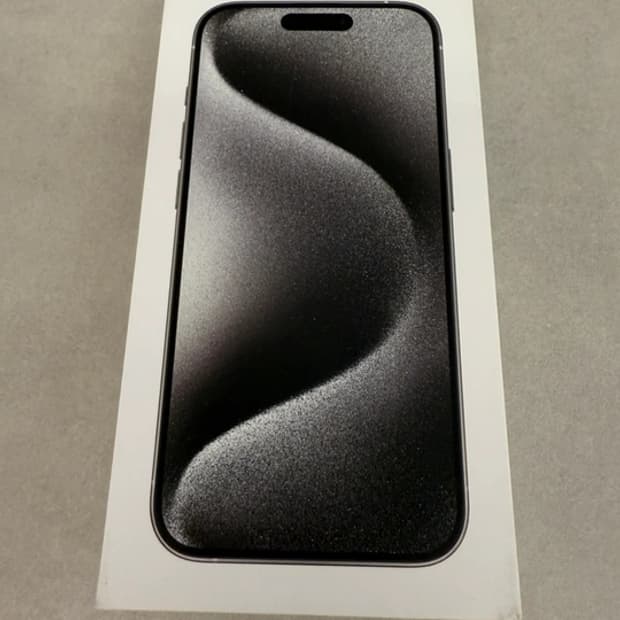 아이폰 15 프로 128GB 자급제 화이트 티타늄입니다