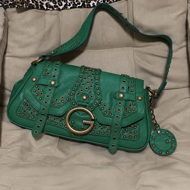 희귀 🌟 Guess Studded Shoulder bag