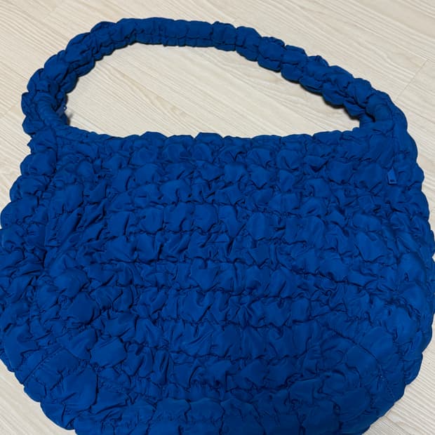 COS 오버사이즈 퀼티드 구름백 블루 판매