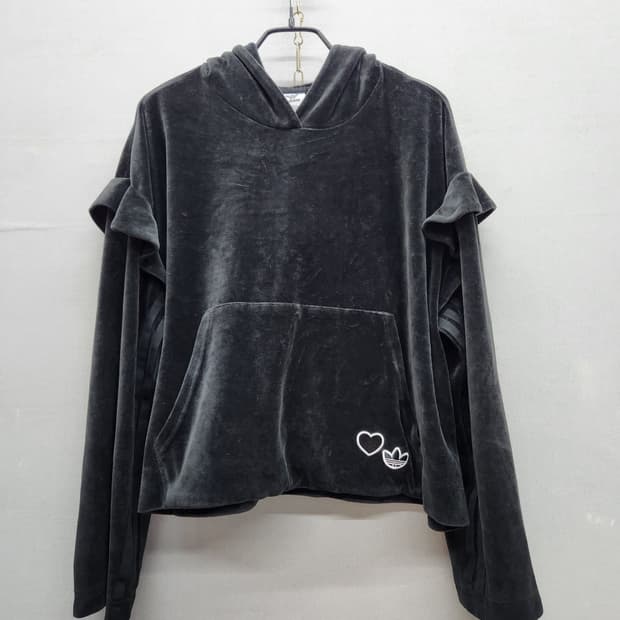 아디다스 삼선 프릴 벨벳 오버핏 크롭 후드 XS(XL)