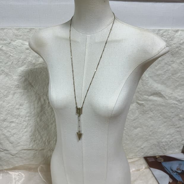 빈티지 양면착용 해머링 화살 목걸이