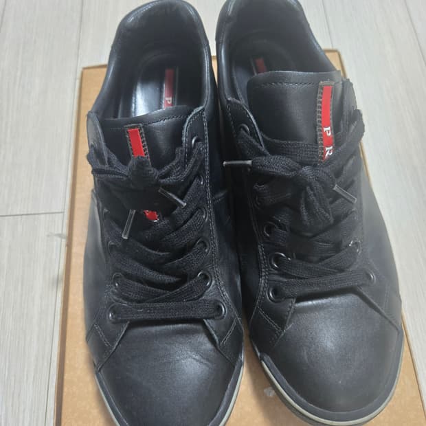 프라다 블랙 가죽 스니커즈