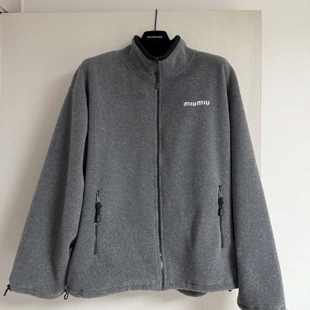 [L] 미우미우 플리스(후리스) 그레이 색상