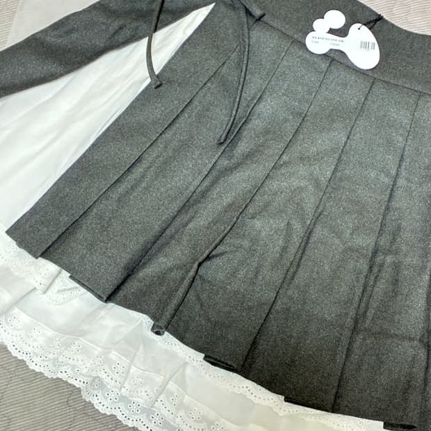 허그유어스킨 슬릿 플리츠 미디 스커트 차콜 s사이즈 (새상품)