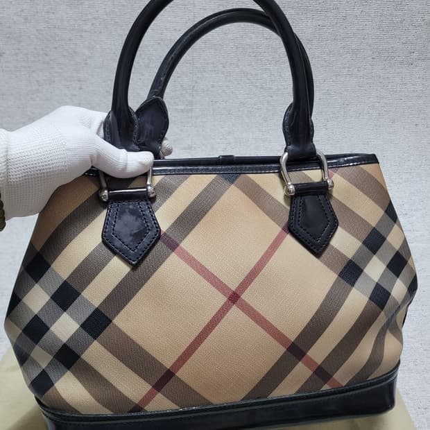 버버리 노바 체크 트리밍 토트백 팝니다.