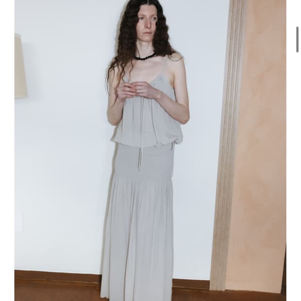모노하 Draped shirred long skirt-light gray