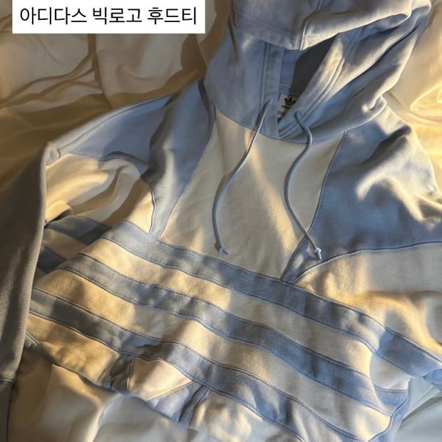 아디다스 하늘색 빅로고 크롭 후드티