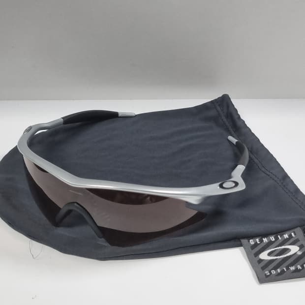 오클리 PRO 엠프레임 폴리쉬드 알루미늄 Vr28