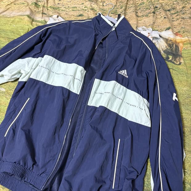 아디다스 바람막이. 