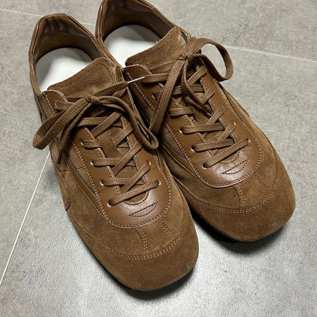 COS 미니멀 스웨이드 스니커즈 42사이즈