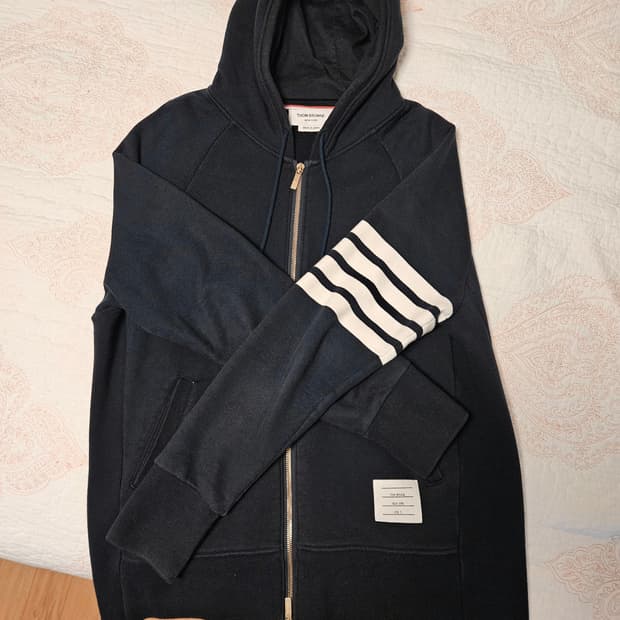 톰브라운 4선 후드집업 네이비 색상 5 사이즈 판매합니다!