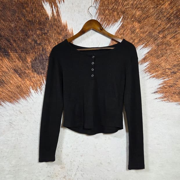 블랙 버튼 유넥 반크롭 슬림핏 롱슬리브