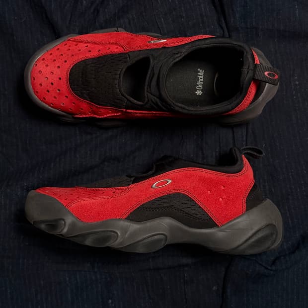 오클리 x 브레인 데드 스웨이드 플래쉬 샌들 [라바/블랙] US9