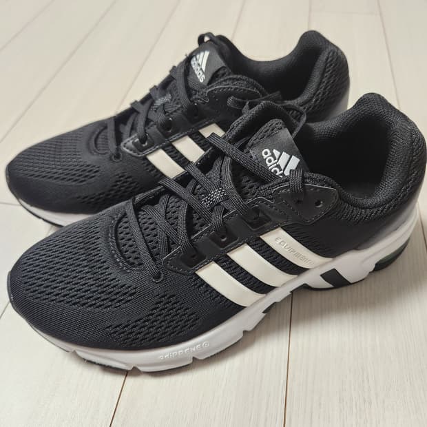 새상품급) 아디다스 운동화 이큅먼트 10 EM B96491 러닝화 사이즈