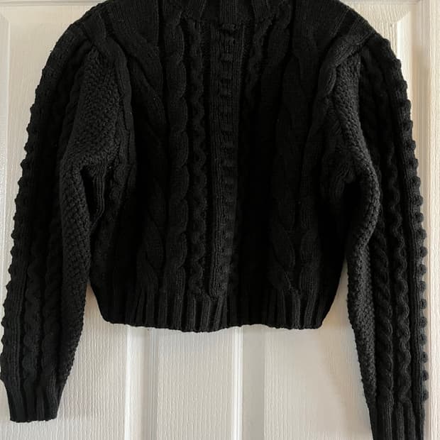 폼폼 꽈배기 니트