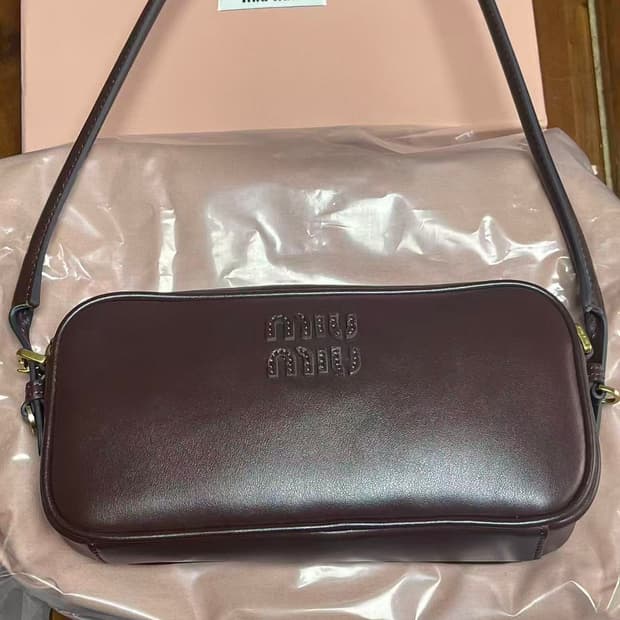 미우 미우 가죽 탑 핸들백