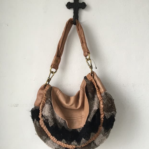  knitted layered leather shoulder bag
