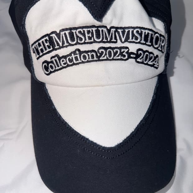 더뮤지엄비지터 캡 모자