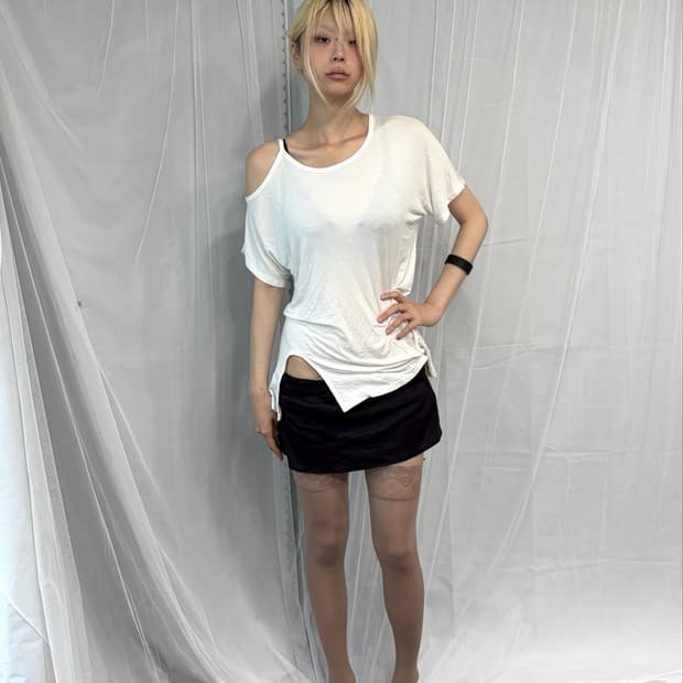 [Veni] Off-Shoulder White T-Shirt