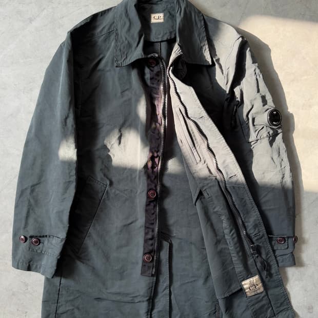 CP 컴퍼니 블랙 렌즈 코트