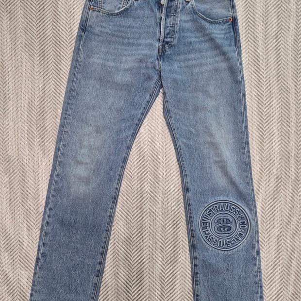 스투시 x 리바이스 엠보스드 501 진 (인디고)