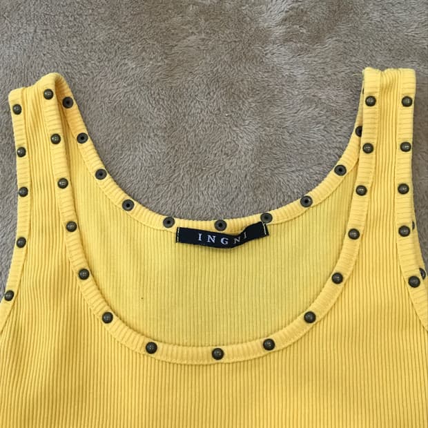 INGNI 옐로우 스터드 나시 