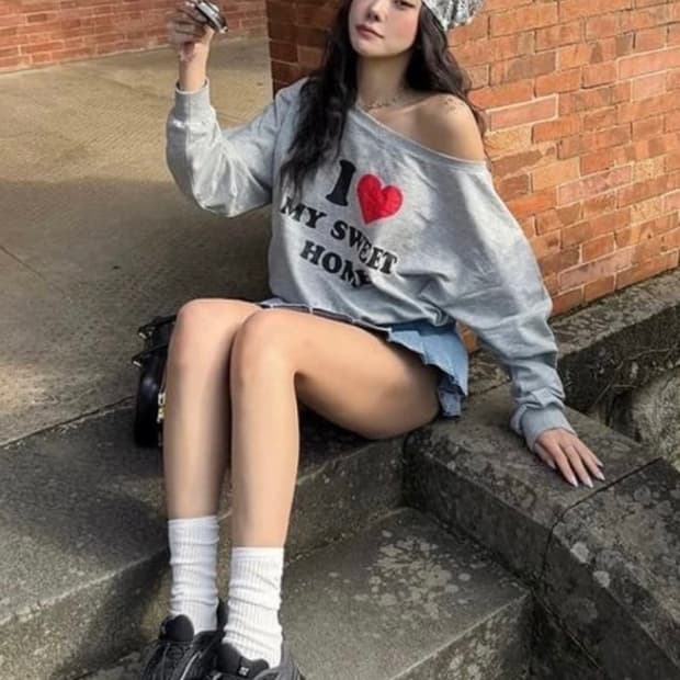 유희 원숄더 맨투맨 그레이