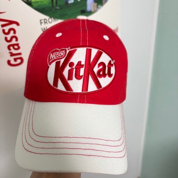 킷캣 x 에이카화이트 볼캡