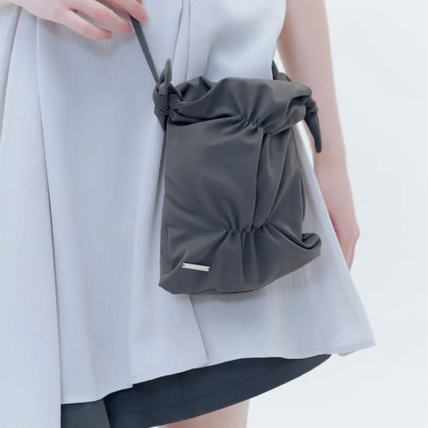 미세키서울 셔링 미니 크로스백 차콜