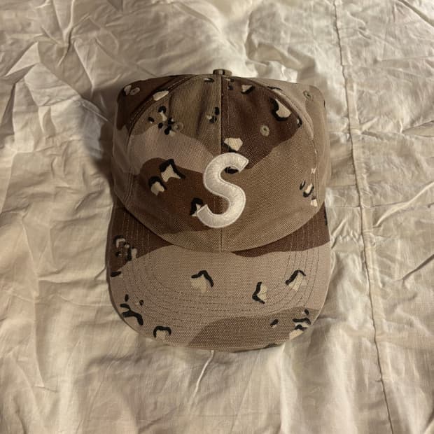 슈프림 FW24 S로고 6패널캡 데저트카모