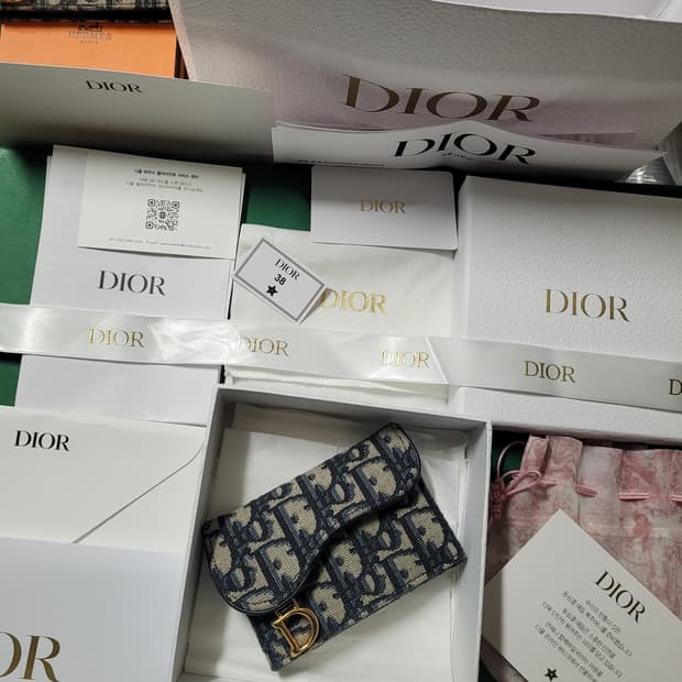 디올 오블리크 새들플랩 카드지갑