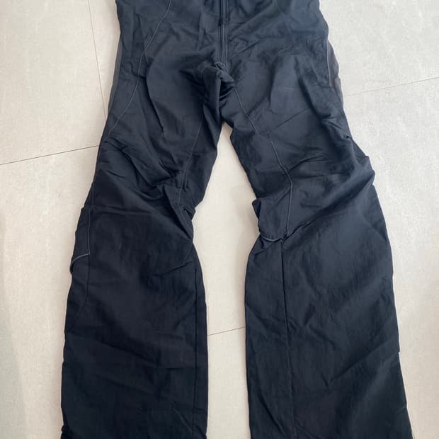 코스트 퍼 킬로 스크류 팬츠 블랙 m사이즈 판매합니다.