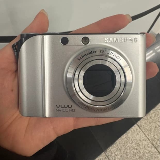 삼성 VLUU NV100 HD 실버 디지털 카메라, 디카