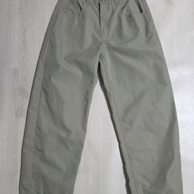 (착샷) 밀로 아카이브 리플렉트 커브드 치노 팬츠