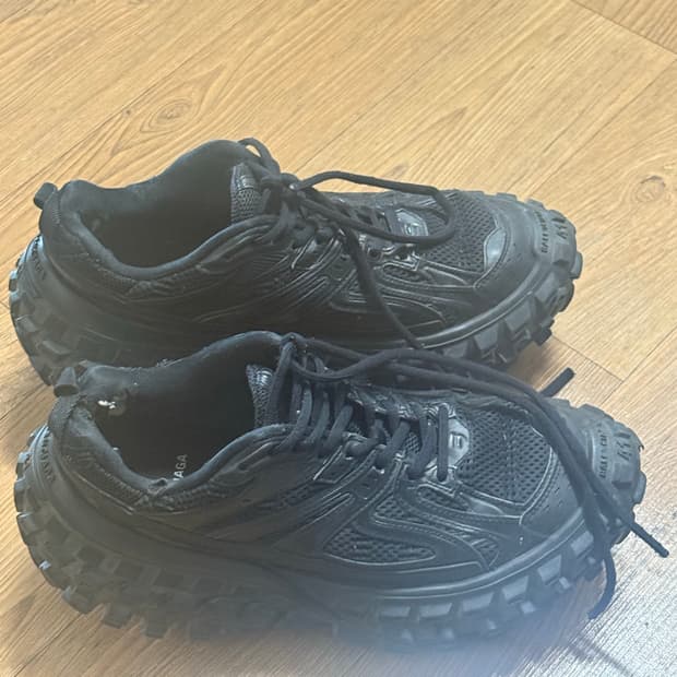 발렌시아가 디펜더 41사이즈