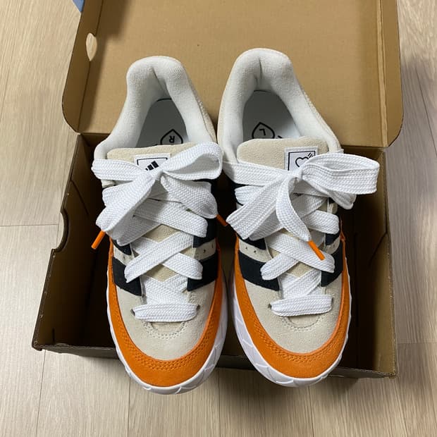 [245] 아디다스 휴먼메이드 아디매틱 화이트