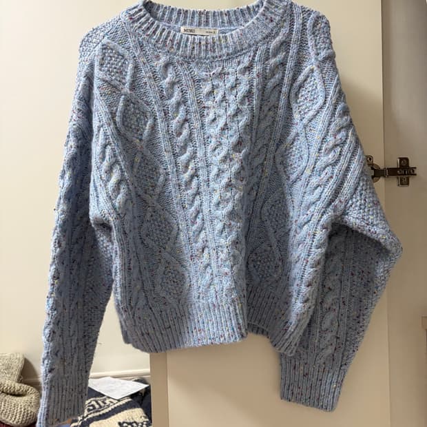 아방 여리 하늘색 꽈배기 니트