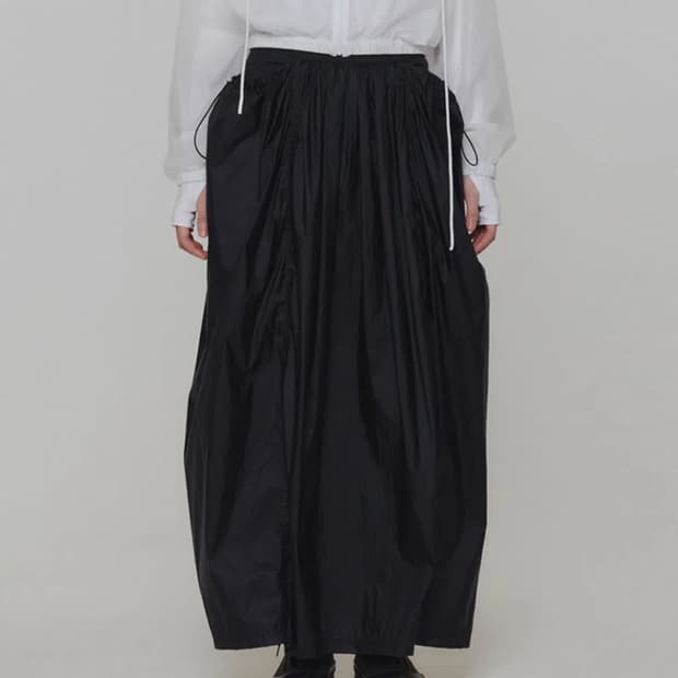 아모멘토 레이어드 셔링 스커트 블랙