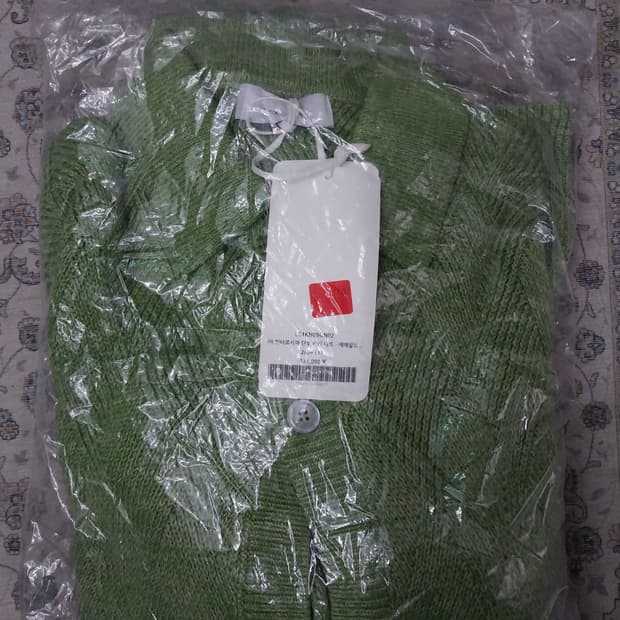 (새상품) 르마드 인타르시아 단추 카라 니트 그린 2사이즈