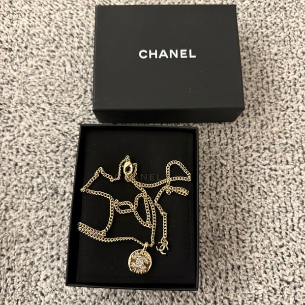 샤넬 코인 펜던트 목걸이 신형 정품 상태좋음