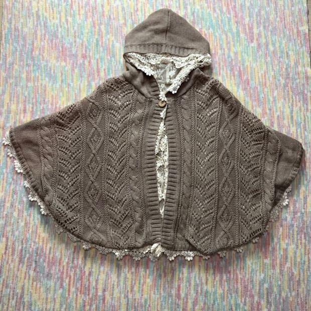 어스뮤직 베이지 레이스 케이프