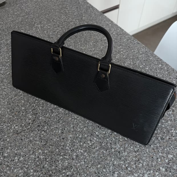 루이비통 에삐 트라이앵글 핸드백