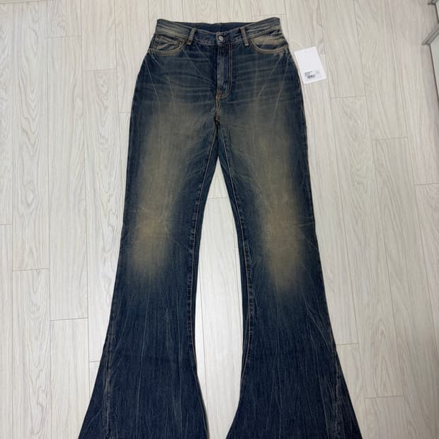 아크네 스튜디오 2024f 플레어진